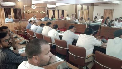 जिलाधिकारी ने जिला स्तरीय अधिकारियों व कम्यूटर आपरेटरों के साथ की बैठक