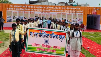 मदरसा के बच्चों ने किया सूचना विभाग की प्रदर्शनी का अवलोकन