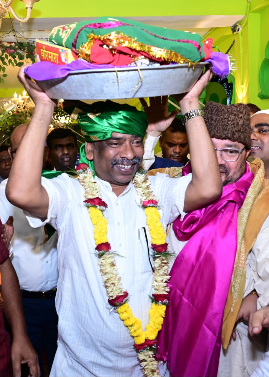 मुख्यमंत्री हेमन्त सोरेन ने हजरत कुतुबुद्दीन रिसालदार शाह बाबा की दरगाह पर की चादरपोशी।