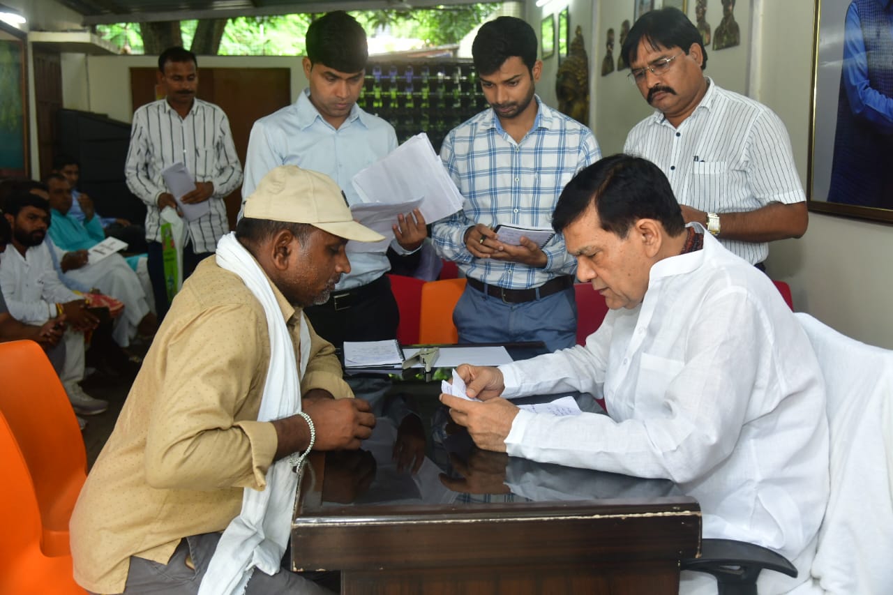 समस्याओं के त्वरित एवं गुणवत्तापूर्ण निस्तारण हेतु अधिकारियों को दिए निर्देश समस्याओं के त्वरित एवं गुणवत्तापूर्ण निस्तारण हेतु अधिकारियों को दिए निर्देश