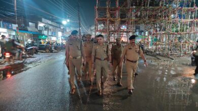 आगामी पर्वों को लेकर पुलिस सतर्क – कानून व्यवस्था के मद्देनजर कस्बा रॉबर्ट्सगंज में फ्लैग मार्च