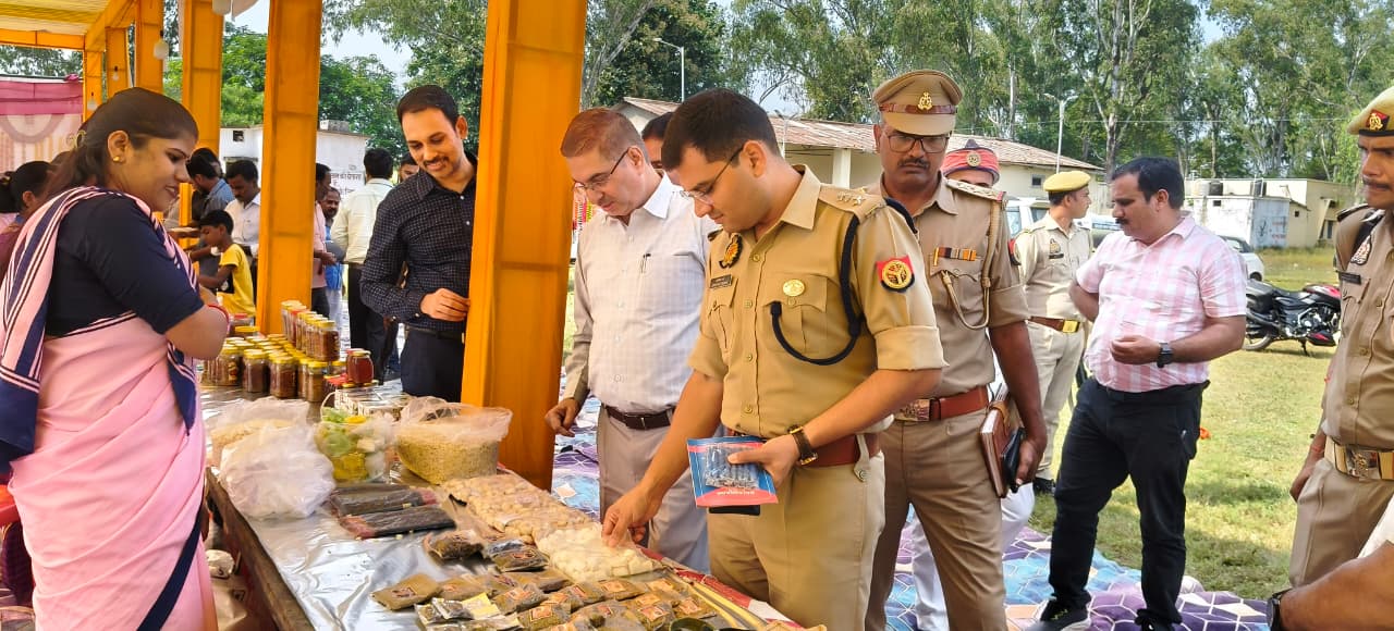 जिलाधिकारी व पुलिस अधीक्षक डायट परिसर उरमौरा में प्रेरणा दीपावली मेला दुकानों का किये औचक निरीक्षण