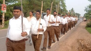 राष्ट्रीय स्वयंसेवक संघ ने पूर्ण गणवेश में अनुशासित तरीके से किया पथ संचलन