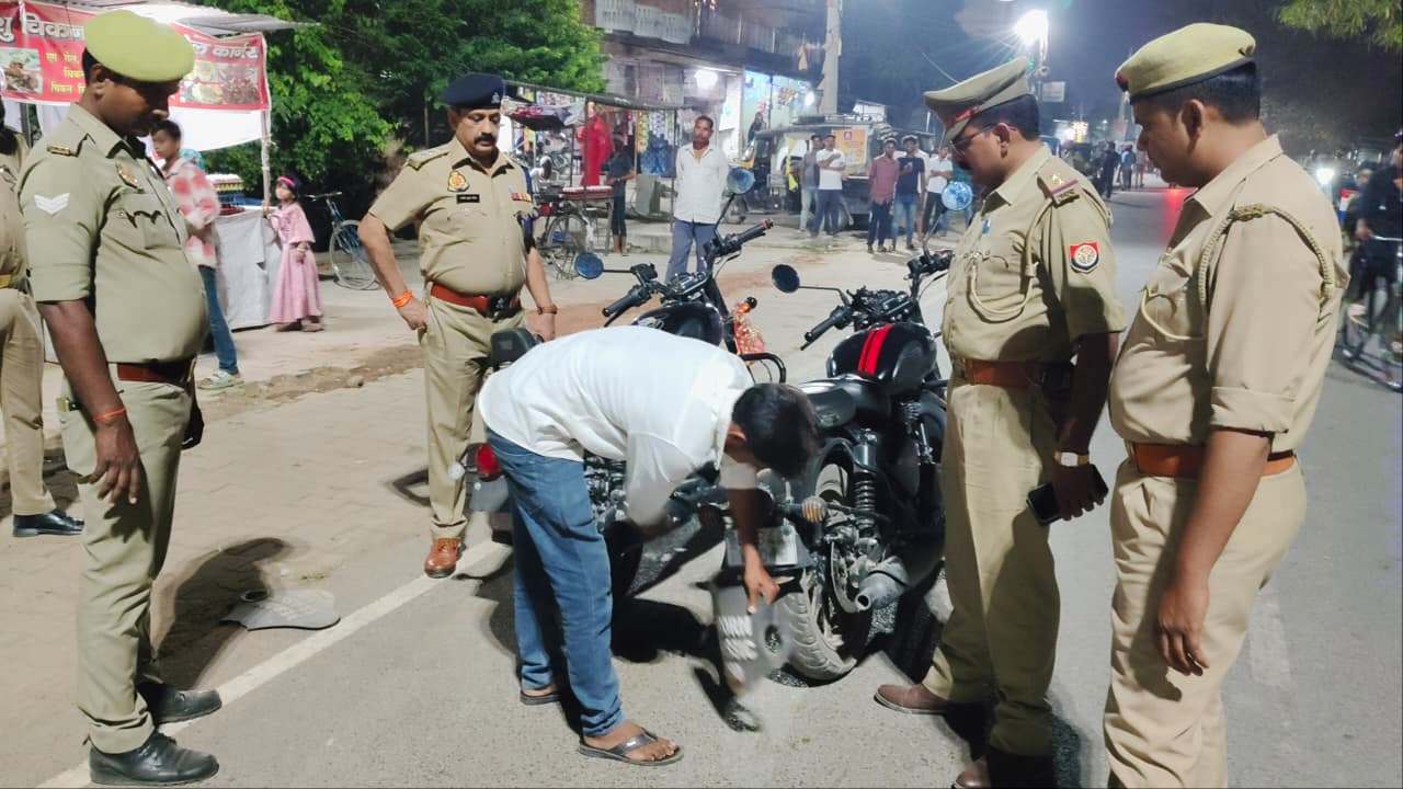 क्षेत्राधिकारी नगर के नेतृत्व में यातायात नियम का उल्लंघन करने वालों के विरुद्ध चलाया गया अभियान क्षेत्राधिकारी नगर के नेतृत्व में यातायात नियम का उल्लंघन करने वालों के विरुद्ध चलाया गया अभियान