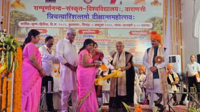 सम्पूर्णानन्द संस्कृत विश्वविद्यालय में आयोजित दींक्षात समारोह में राज्यपाल ने आगनबाड़ी कार्यकत्रियो को  हेल्थ किट का वितरण