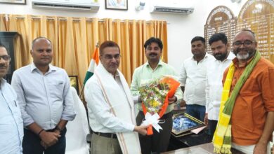 देश में तृतीय स्थान प्राप्त करने व प्रदेश में प्रथम स्थान प्राप्त होने पर सदर विधायक ने जिलाधिकारी को अंग वस्त्रम् भेंट कर किये सम्मानित