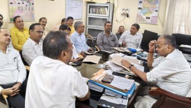 बीएलओ द्वारा अपने पदीय दायित्वों का निर्वहन ठीक ढंग से न करने पर सम्बन्धित अधिकारियों के साथ बैठक बीएलओ द्वारा अपने पदीय दायित्वों का निर्वहन ठीक ढंग से न करने पर सम्बन्धित अधिकारियों के साथ बैठक