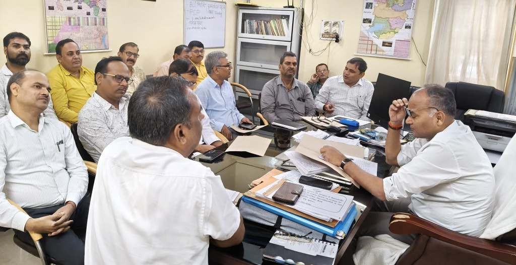 बीएलओ द्वारा अपने पदीय दायित्वों का निर्वहन ठीक ढंग से न करने पर सम्बन्धित अधिकारियों के साथ बैठक बीएलओ द्वारा अपने पदीय दायित्वों का निर्वहन ठीक ढंग से न करने पर सम्बन्धित अधिकारियों के साथ बैठक