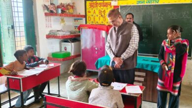 जिलाधिकारी ने प्राथमिक विद्यालय लोढ़ी घसिया बस्ती का किये औचक निरीक्षण,