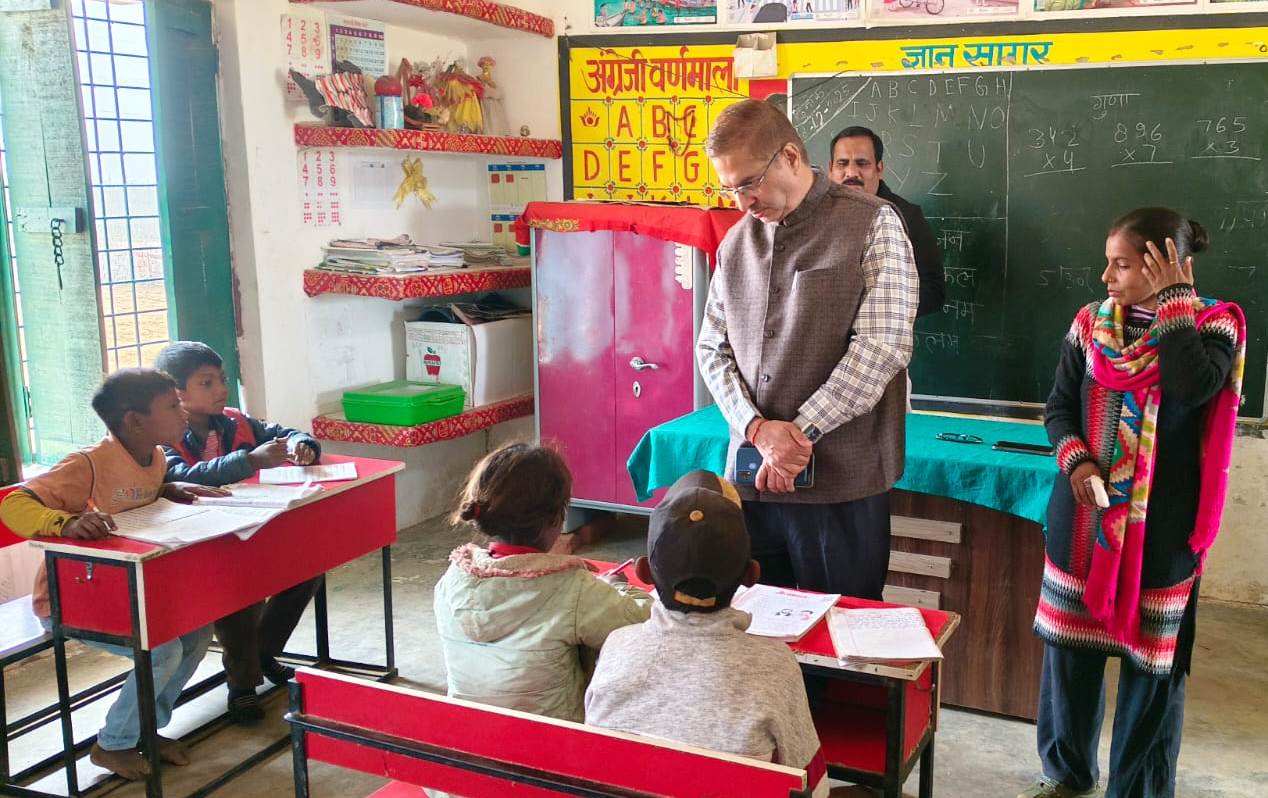 जिलाधिकारी ने प्राथमिक विद्यालय लोढ़ी घसिया बस्ती का किये औचक निरीक्षण,