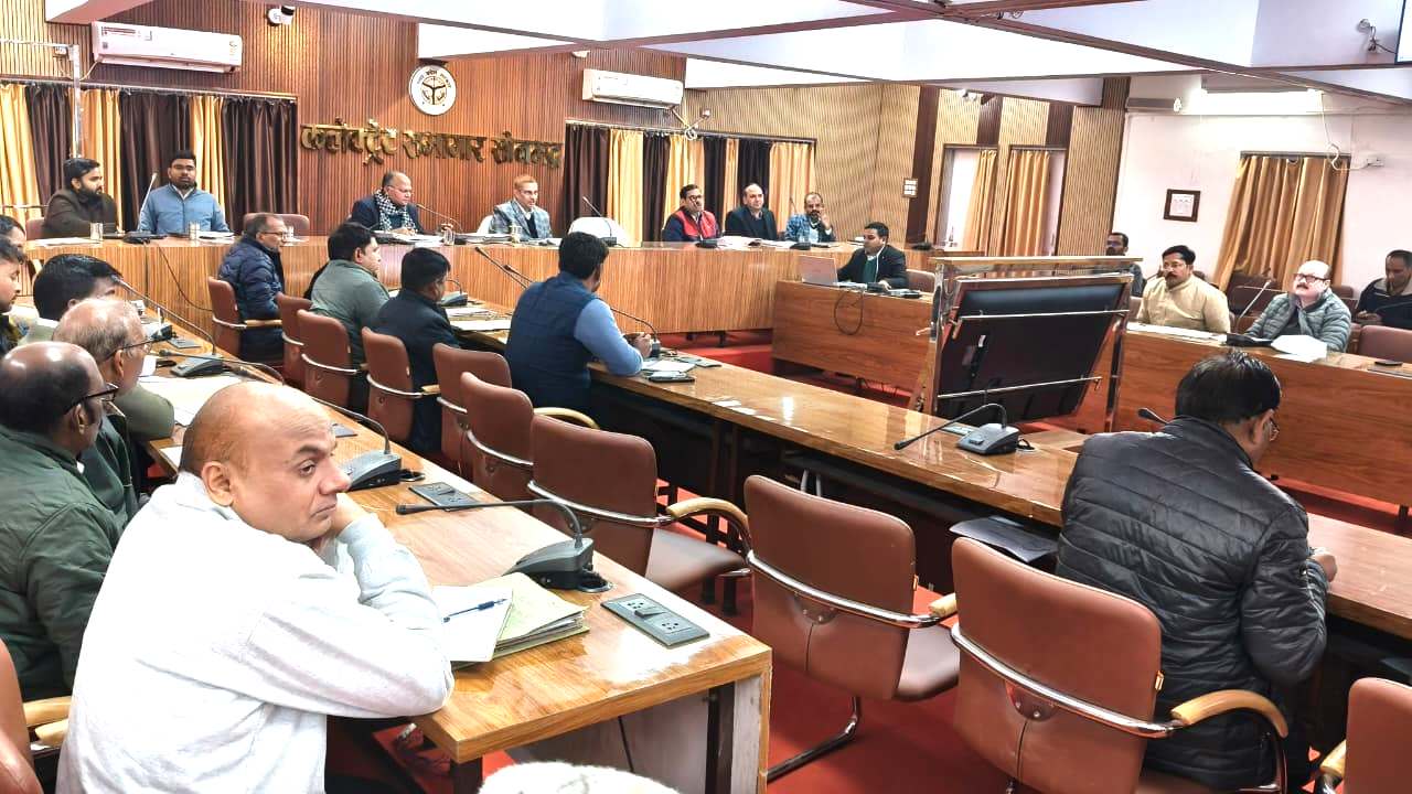 शासन द्वारा निर्धारित महीने के लक्ष्य के अनुरूप वसूली के कार्य में लाया जाये तेजी-जिलाधिकारी