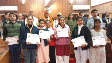 भाषण/काव्य पाठ/निबंध लेखन प्रतियोगिता में प्रथम, द्वितीय व तृतीय स्थान प्राप्त करने वाले छात्र-छात्राओं को किया गया सम्मानित