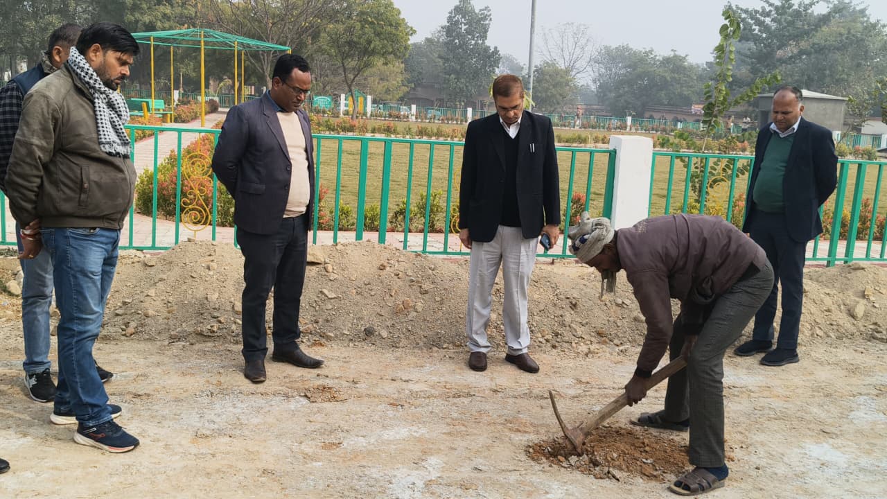सीसी रोड का निर्माण कार्य ससमय गुणवत्ता पूर्ण तरीके से किया जाये पूर्ण-जिलाधिकारी