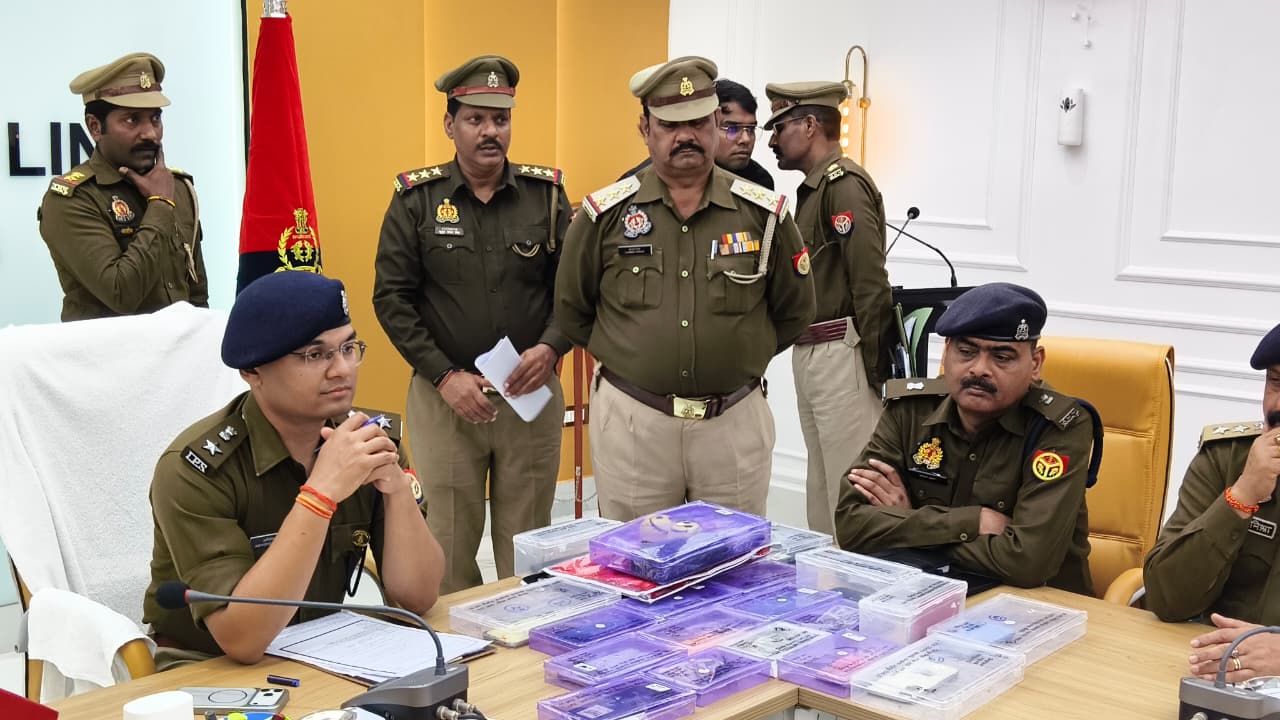 झपट्टामार गैंग के 3 शातिर अभियुक्त गिरफ्तार, 18 मोबाइल फोन, नकदी व महिला वेशभूषा बरामद 