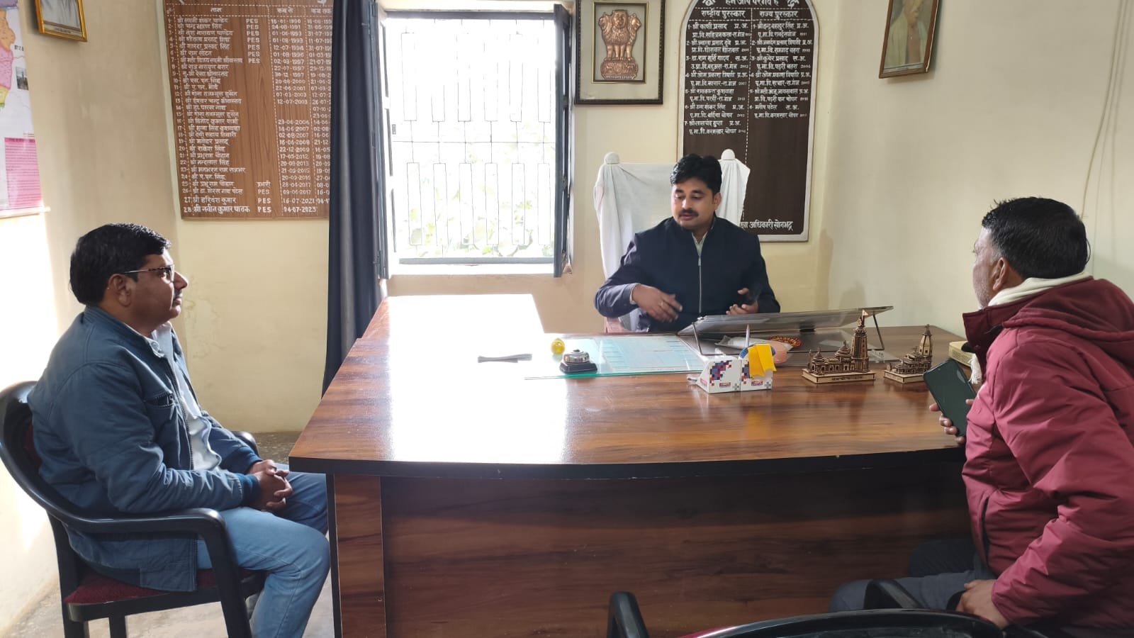 शिक्षकों की मांगो को लेकर बीएसए से मिला राष्ट्रीय शैक्षिक महासंघ प्रतिनिधिमंडल