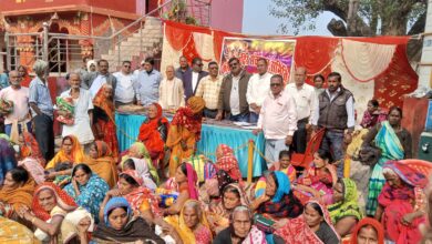 काली मंदिर संचालन समिति द्वारा जरूरतमंद लोगों के बीच 105 कंबल का वितरण किया गया