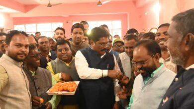 कैबिनेट से पेसा नियमावली की स्वीकृति मिलने के बाद मंत्री योगेंद्र प्रसाद का भव्य स्वागत किया गया 