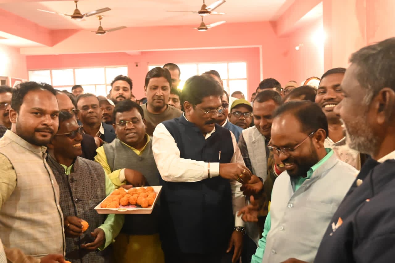 कैबिनेट से पेसा नियमावली की स्वीकृति मिलने के बाद मंत्री योगेंद्र प्रसाद का भव्य स्वागत किया गया 