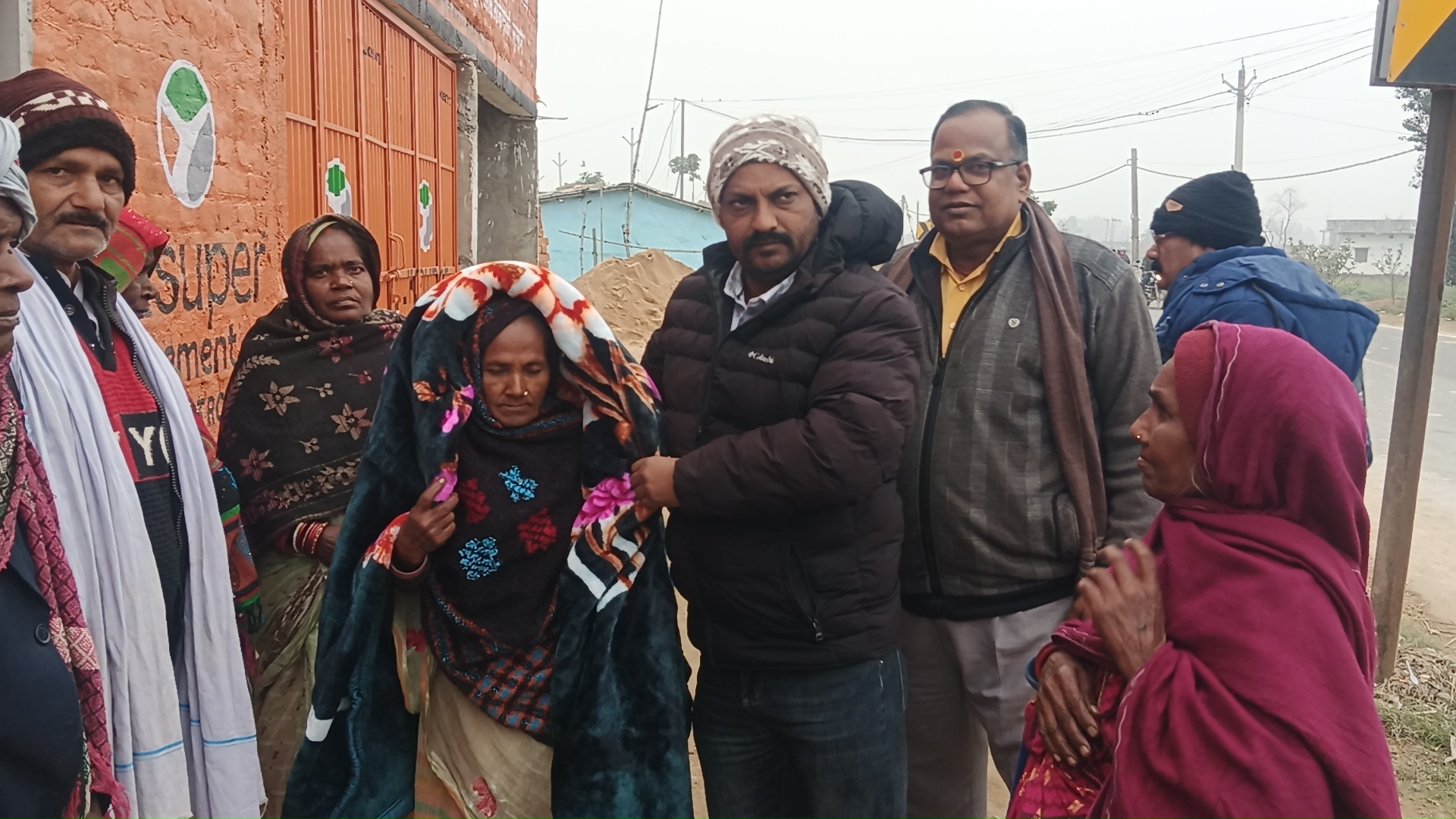 सुरसंड: नगर पंचायत अध्यक्ष ने कड़ाके की ठंड में गरीबों के बीच बांटे कंबल