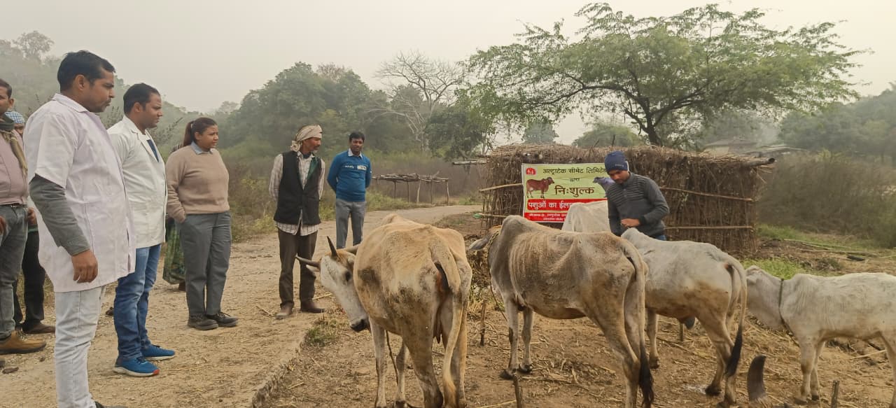 राजकीय पशु पालन विभाग चोपन के संयुक्त तत्वाधान में निःशुल्क पशु टीकाकरण, ईलाज एवं जागरुकता कार्यक्रम