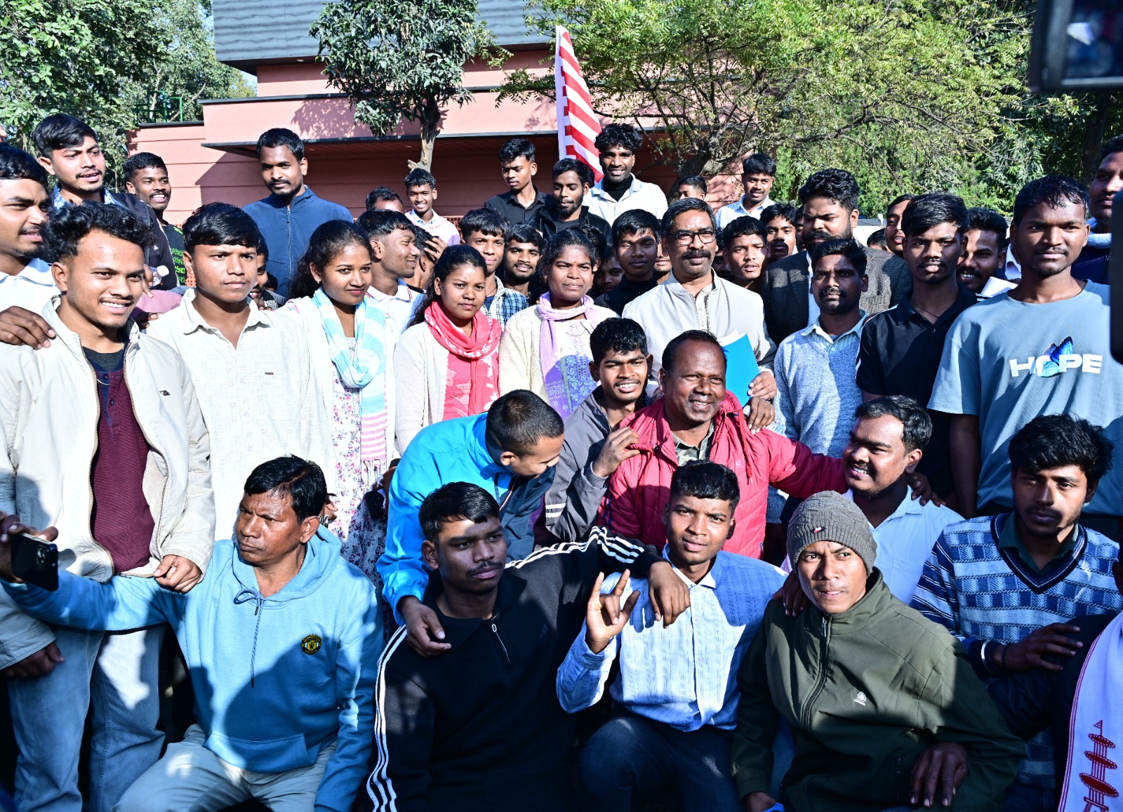 अनुसूचित क्षेत्रों पर विस्तार, मंजूरी दिए जाने को लेकर ढोल-नगाड़ों की गूंज के साथ मुख्यमंत्री के प्रति आभार व्यक्त किया।