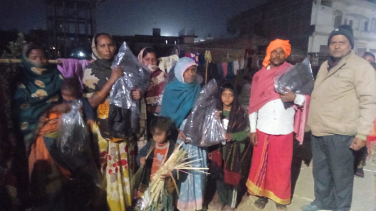 शीतलहर, घना कोहरा व कड़ाके की ठंड से बचाव हेतु जनपद में कंबल वितरण अभियान जारी