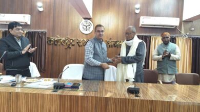 वरिष्ठ पेंशनरों को जिलाधिकारी ने अंग वस्त्रम् भेंट कर किये सम्मानित
