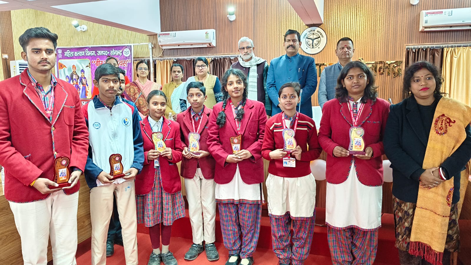 सोनभद्र-वीर बाल दिवस-उत्कृट प्रदर्शन करने वाले स्कूली छात्र-छात्राओं को किया सम्मानित