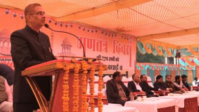 जिलाधिकारी ने 77वें गणतन्त्र दिवस के अवसर पर कलेक्टेट प्रांगण में ध्वजारोहण किया