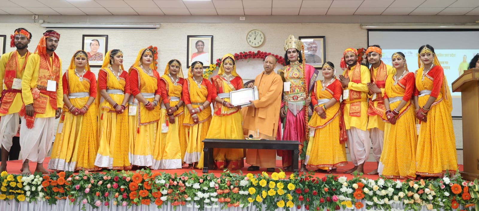 मुख्यमंत्री ने गणतंत्र दिवस पर विभिन्न राज्यों से आए कलाकारों का किया सम्मान