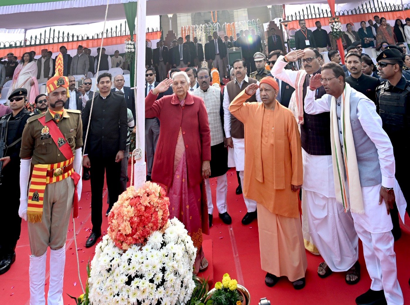लखनऊ-राज्यपाल ने फहराया तिरंगा, मुख्यमंत्री सहित गण्यमान्य अतिथि रहे उपस्थित