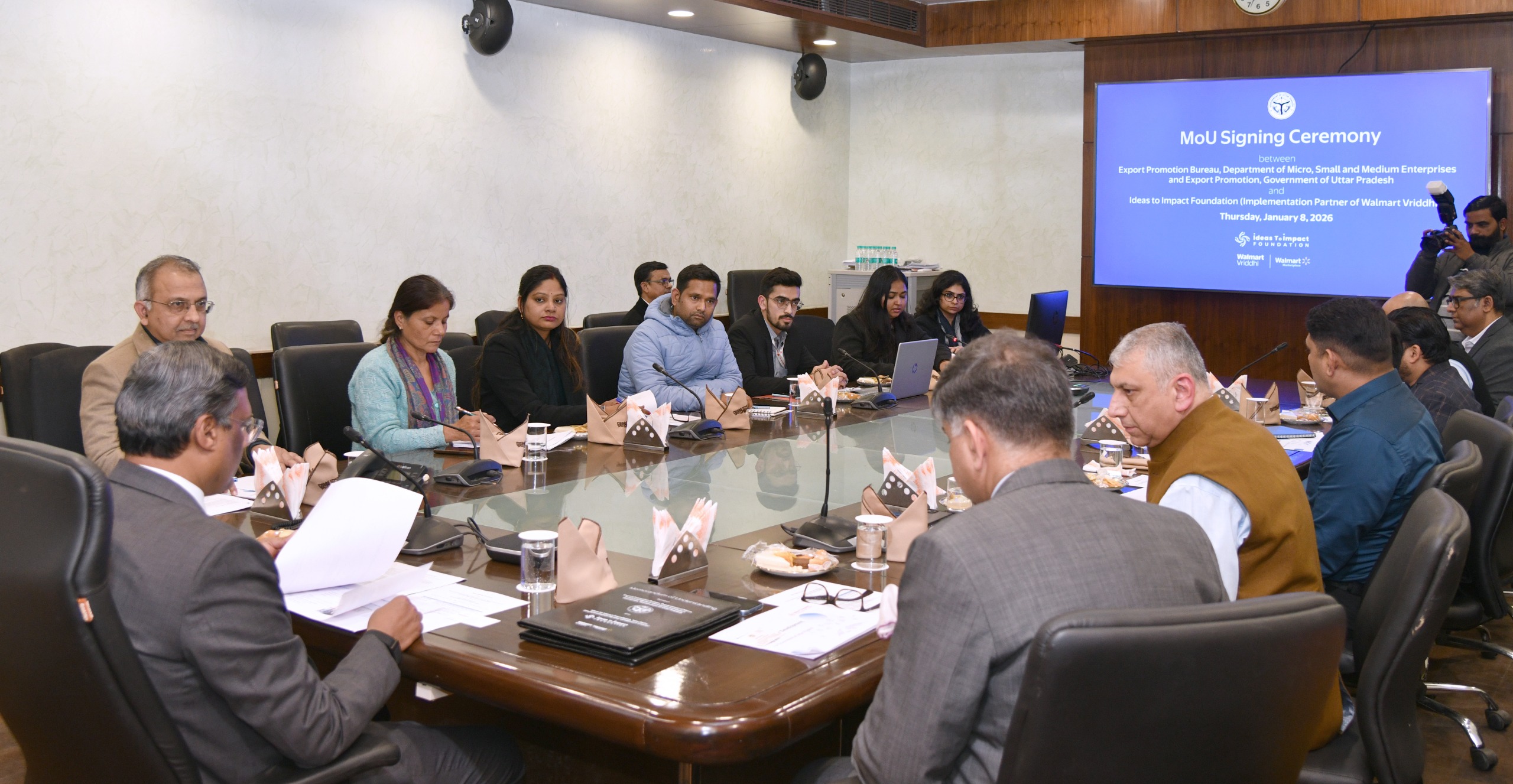 योगी सरकार का बड़ा कदम, एक्सपोर्ट प्रमोशन ब्यूरो व वालमार्ट के बीच हुआ एमओयू
