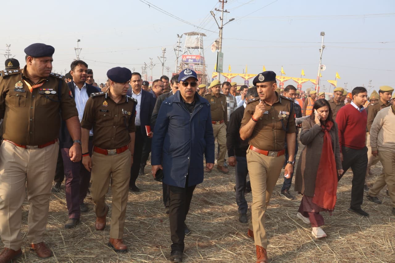 प्रयागराज-माघ मेला के संगम नोज घाट व अन्य घाटों का भ्रमण कर धरातलीय निरीक्षण किया