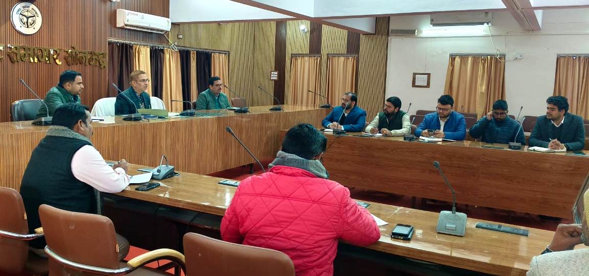 पेट्रोल पम्पों पर अनाधिकृत तरीके से खड़े वाहन पाये जाने पर सम्बन्धित के विरूद्ध की जायेगी कार्यवाही-जिलाधिकारी