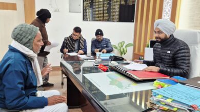 जिला पदाधिकारी ने जनता दरबार में सुनीं 70 फरियादें, त्वरित निस्तारण के दिए निर्देश