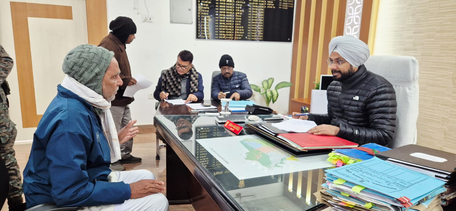 जिला पदाधिकारी ने जनता दरबार में सुनीं 70 फरियादें, त्वरित निस्तारण के दिए निर्देश