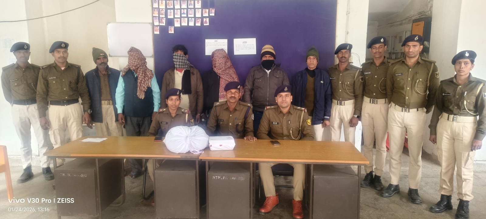 करीब 4 किलो राजा के साथ चार तस्कर गिरफ्तार, 20970 रुपया बरामद एवं ई- रिक्शा जप्त