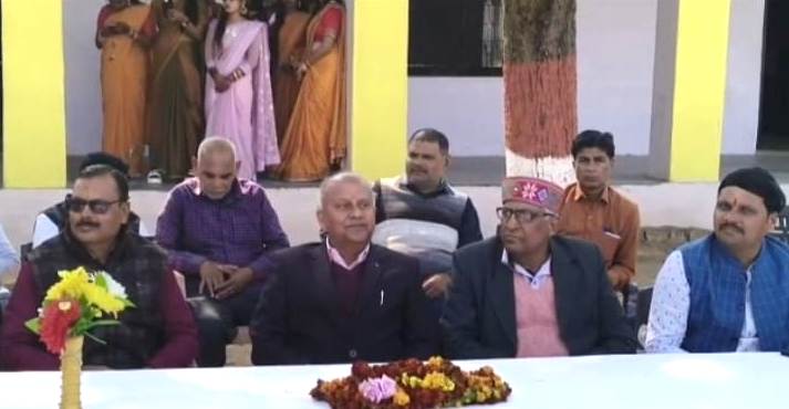 रेलकर्मचारी इंटर कॉलेज चोपन में सरस्वती प्रतिमा का अनावरण, बसंत पंचमी पर जिला विद्यालय निरीक्षक ने किया पूजन.