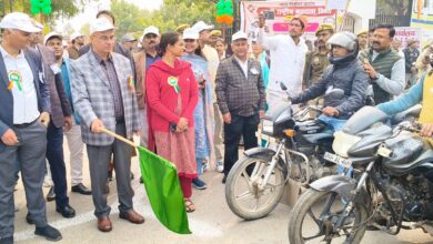 सोनभद्र-मतदाताओं को जागरूक करने हेतु निकाली गयी बाईक रैली, जिलाधिकारी ने हरी झण्डी दिखाकर किये रवाना