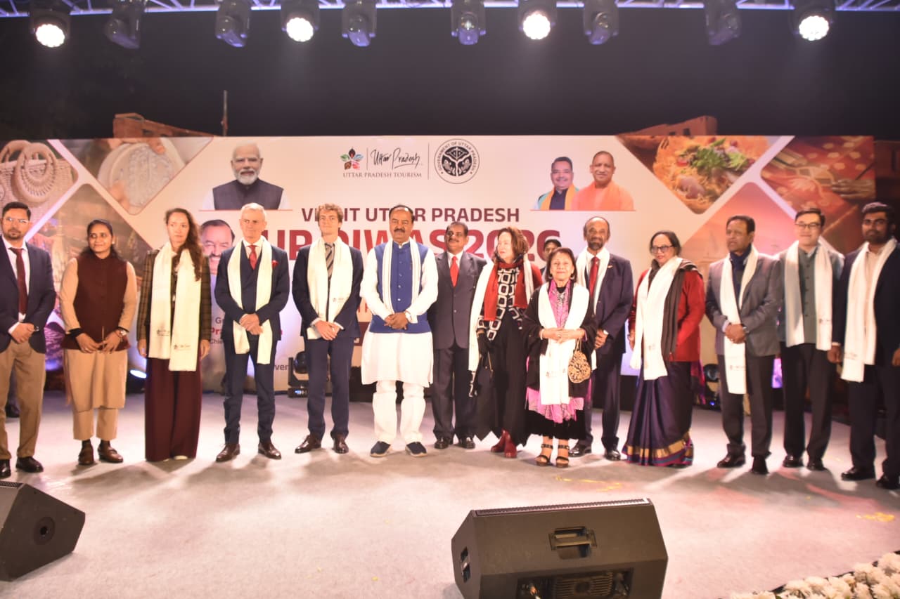 उत्तर प्रदेश दिवस कार्यक्रम के अवसर पर कुंभ पर आधारित कॉफी टेबल बुक का किया गया विमोचन