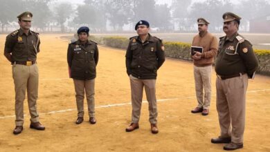 पुलिस अधीक्षक सोनभद्र द्वारा पुलिस लाइन चुर्क में परेड का किया निरीक्षण