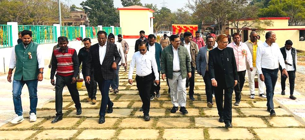 जिला खनिज निधि न्यास के सामूहिक सामाजिक दायित्व योजना अंतर्गत सड़क का निर्माण