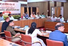 सोनभद्र-राज्यपाल ने कलेक्ट्रेट सभागार में जनपद स्तरीय अधिकारियों के साथ की बैठक