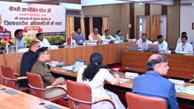 सोनभद्र-राज्यपाल ने कलेक्ट्रेट सभागार में जनपद स्तरीय अधिकारियों के साथ की बैठक