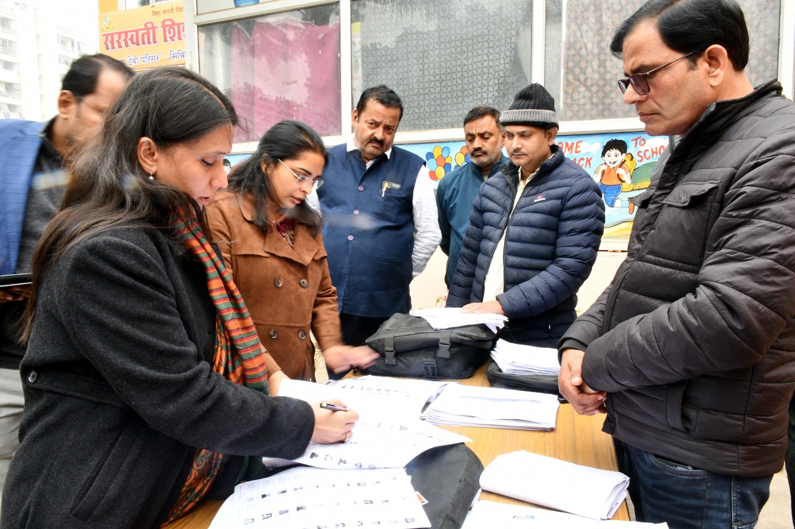 प्रयागराज-मण्डलायुक्त/रोल ऑब्जर्वर द्वारा निर्वाचक नामावली के विशेष प्रगाढ़ पुनरीक्षण कार्य का स्थलीय निरीक्षण