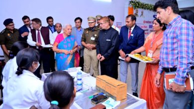 राज्यपाल ने केन्द्र एवं प्रदेश सरकार की जनकल्याणकारी योजनाओं की प्रदर्शनी का किया अवलोकन