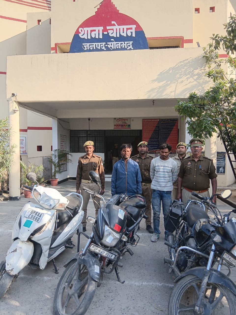 चोपन पुलिस ने बीएनएस से सम्बन्धित 2 नफर अभियुक्त गिरफ्तार