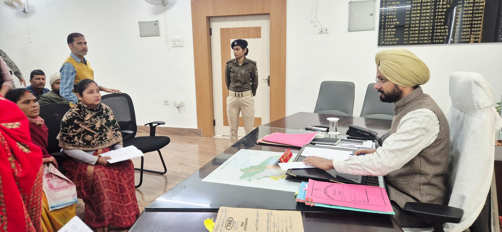 सबका सम्मान-जीवन आसान” कार्यक्रम में जिलाधिकारी ने सुनीं 93 जनसमस्याएं