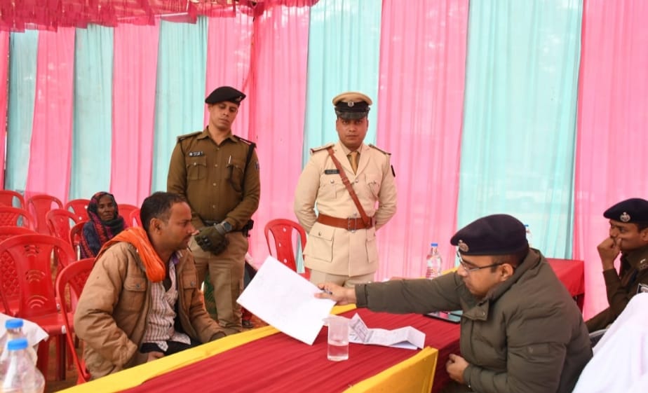 पुलिस अधीक्षक महोदय, पश्चिम चंपारण बेतिया द्वारा ” जनता दरबार ” का आयोजन साठी थाना परिसर में किया गया।