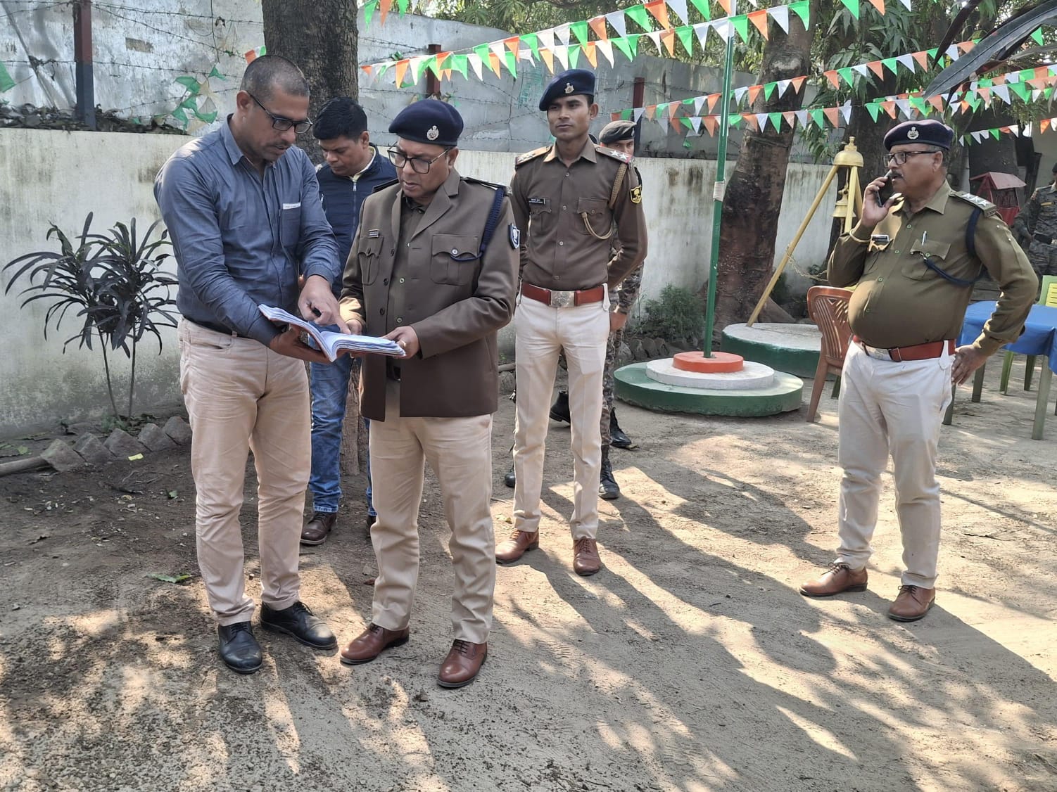 बगहा एसपी रामानंद कौशल ने बगहा पुलिस कार्यालय का किया औचक निरीक्षण